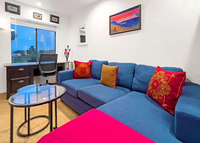 Apartment Cozy & Peaceful With Pool, Walk To Restaurants, Shops & Hiking Nearby