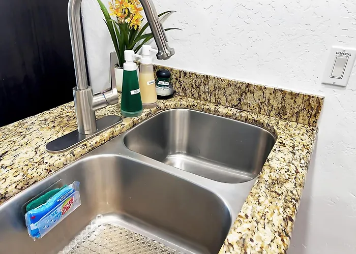 Cozy & Peaceful With Pool, Walk To Restaurants, Shops & Hiking Nearby Apartment *