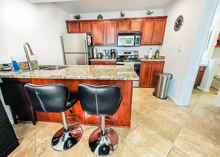 Cozy & Peaceful With Pool, Walk To Restaurants, Shops & Hiking Nearby *