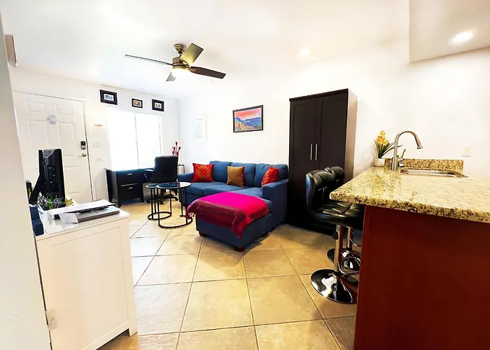 Cozy & Peaceful With Pool, Walk To Restaurants, Shops & Hiking Nearby