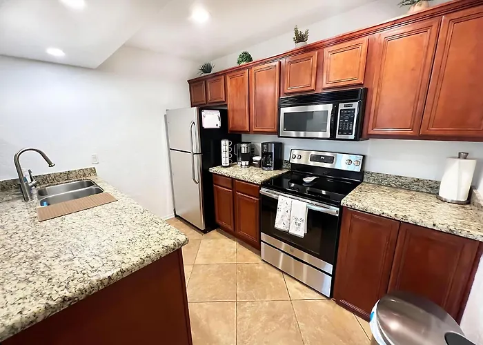Cozy & Peaceful With Pool, Walk To Restaurants, Shops & Hiking Nearby Apartment