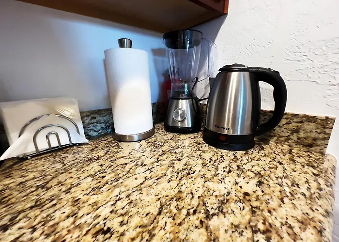 Apartment Cozy & Peaceful With Pool, Walk To Restaurants, Shops & Hiking Nearby