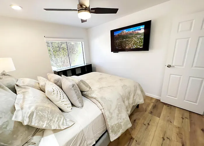 Cozy & Peaceful With Pool, Walk To Restaurants, Shops & Hiking Nearby Apartment Sedona