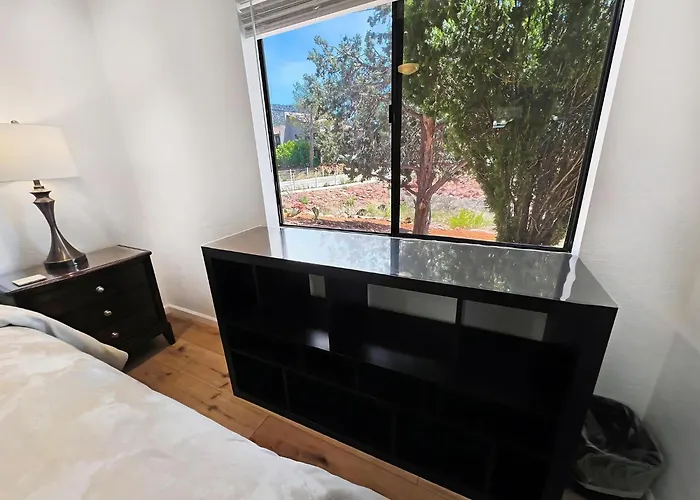Cozy & Peaceful With Pool, Walk To Restaurants, Shops & Hiking Nearby