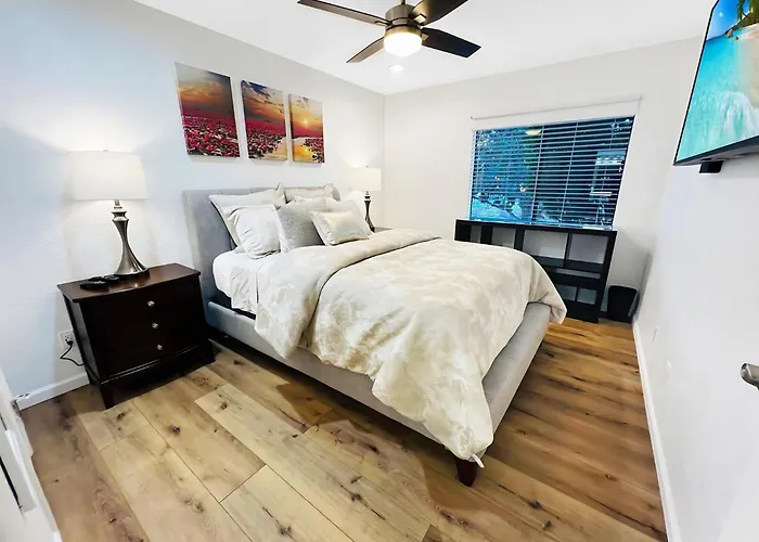 Apartment Cozy & Peaceful With Pool, Walk To Restaurants, Shops & Hiking Nearby