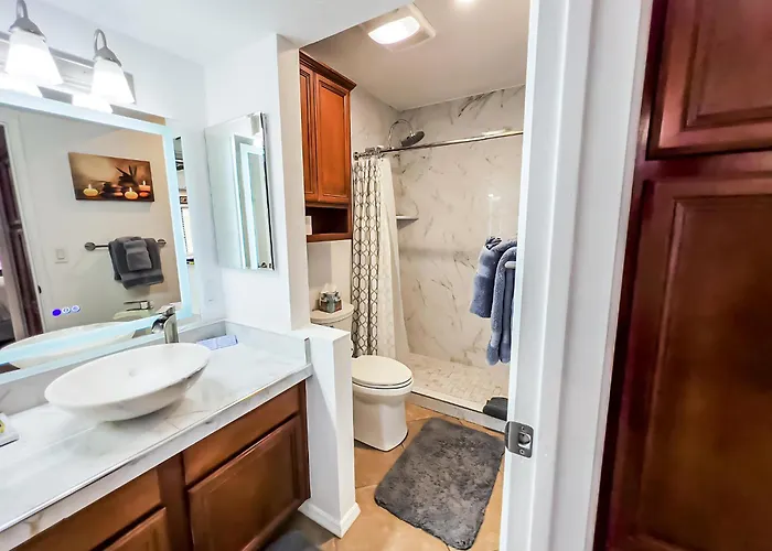 Cozy & Peaceful With Pool, Walk To Restaurants, Shops & Hiking Nearby Apartment *
