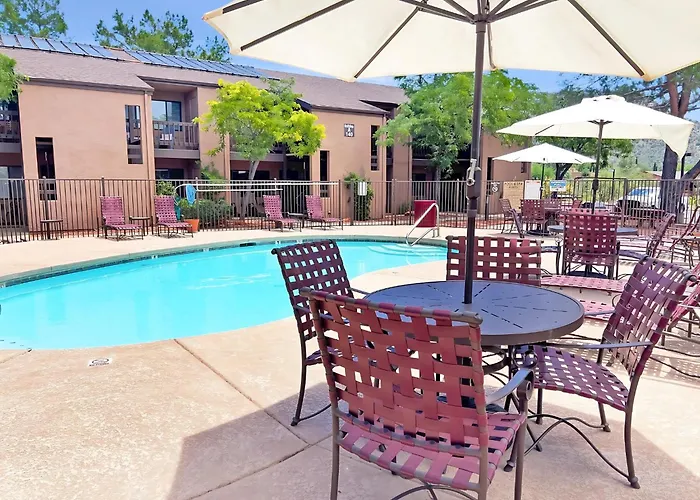 Cozy & Peaceful With Pool, Walk To Restaurants, Shops & Hiking Nearby *